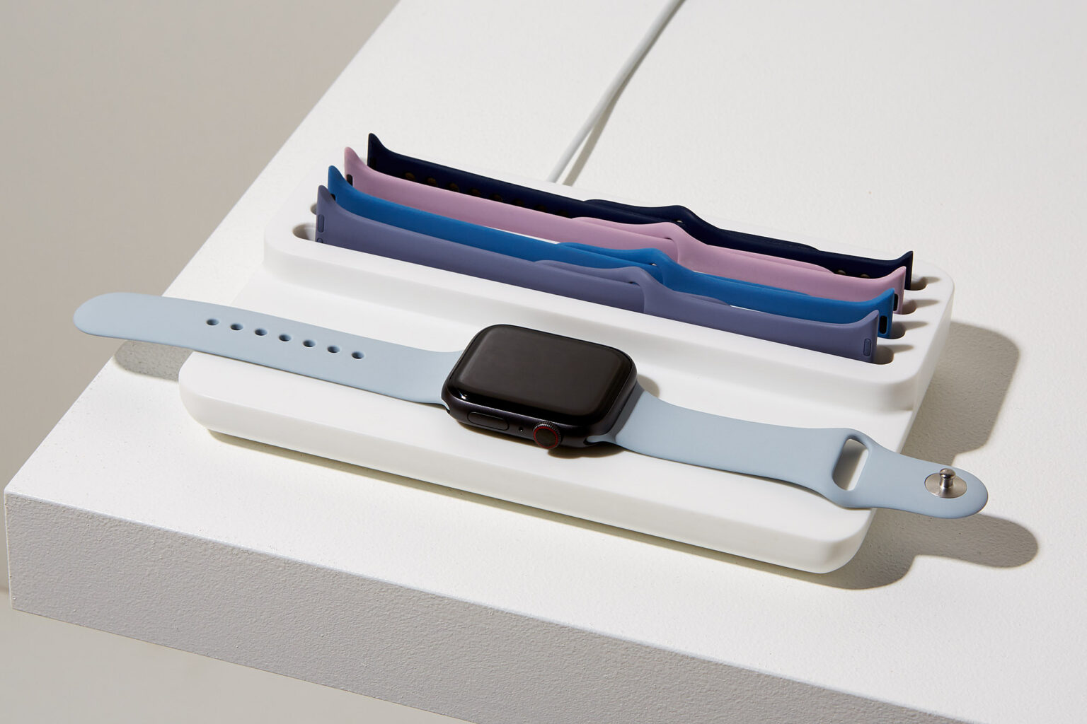 Anden Watch Valet in white with an Apple Watch and spare straps